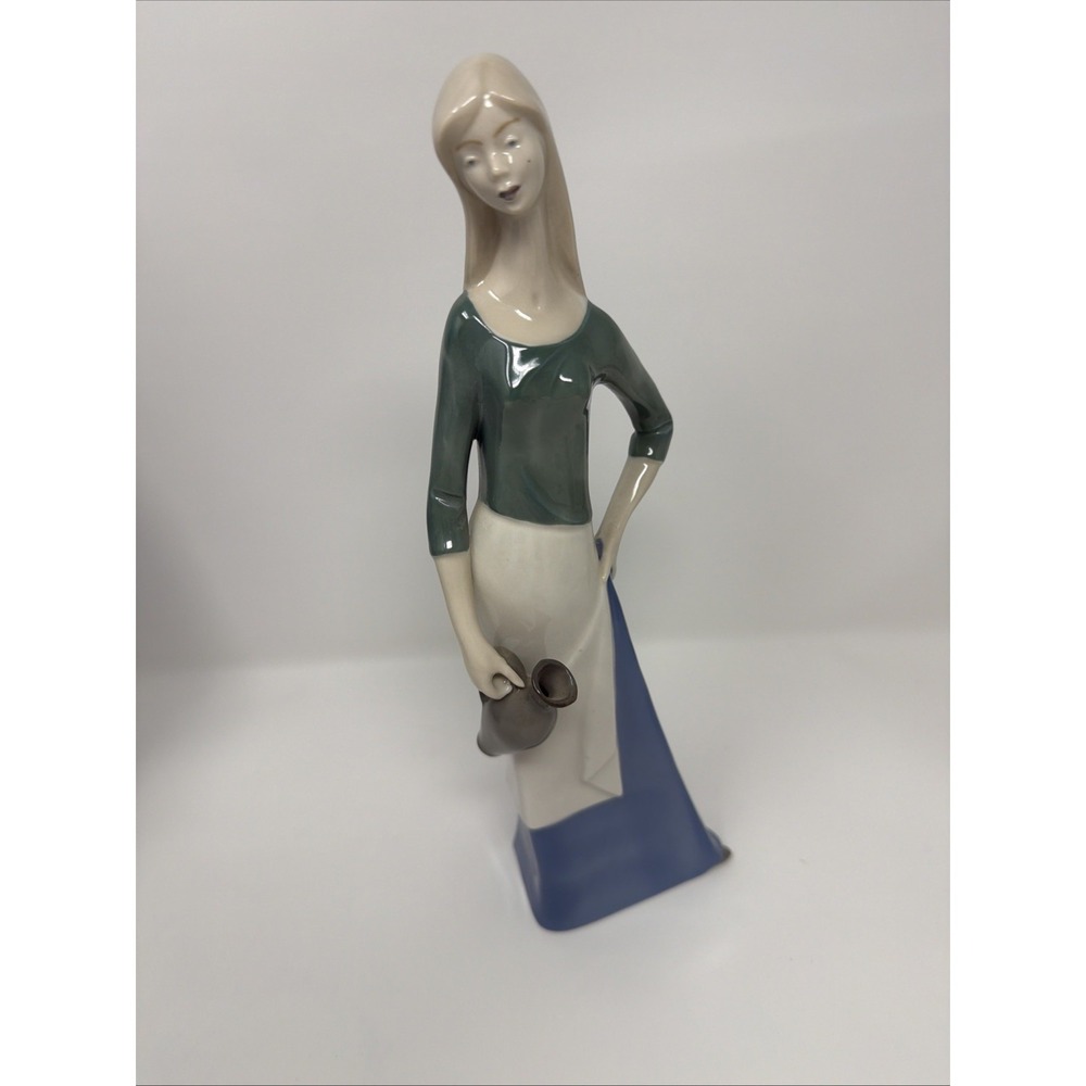 Lippelsdorf German GDR Porcelain Figurine Woman/Jug VTG #11650